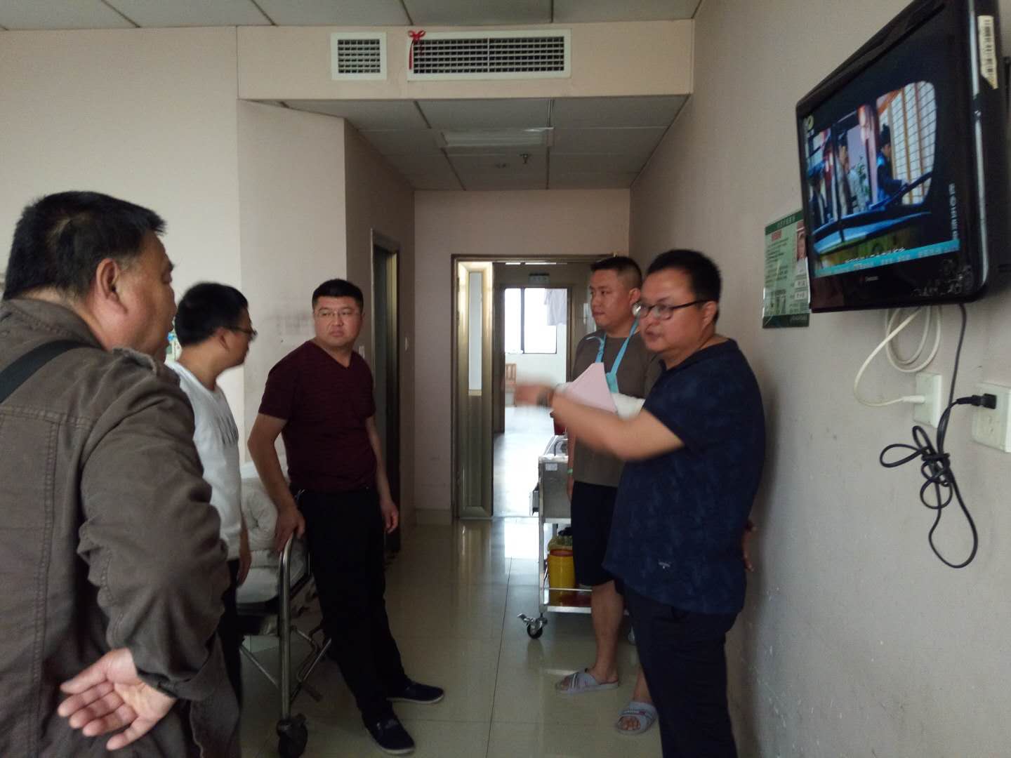 1584587799821028.jpg 2019年4月9日工會(huì)看望受傷職工1.jpg